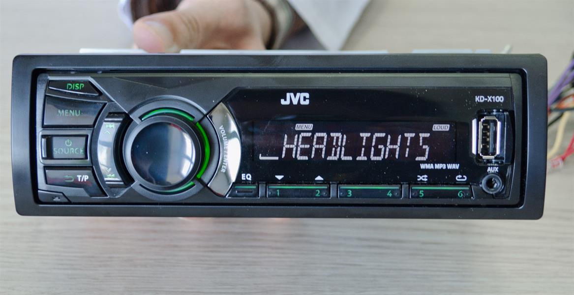 Автомагнитола JVC KD-X100 выполнена в стандартном размере 1 DIN