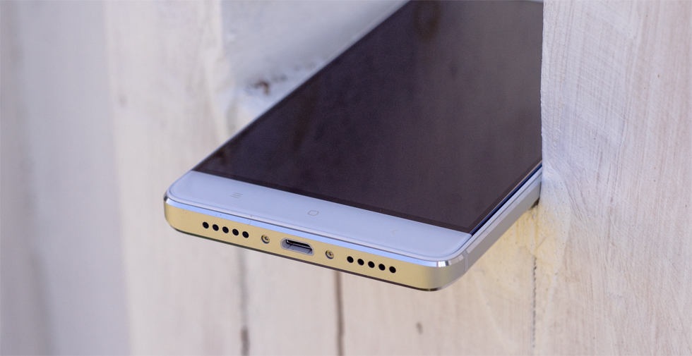 Нижний торец Xiaomi Redmi 4... или любого другого Xiaomi.