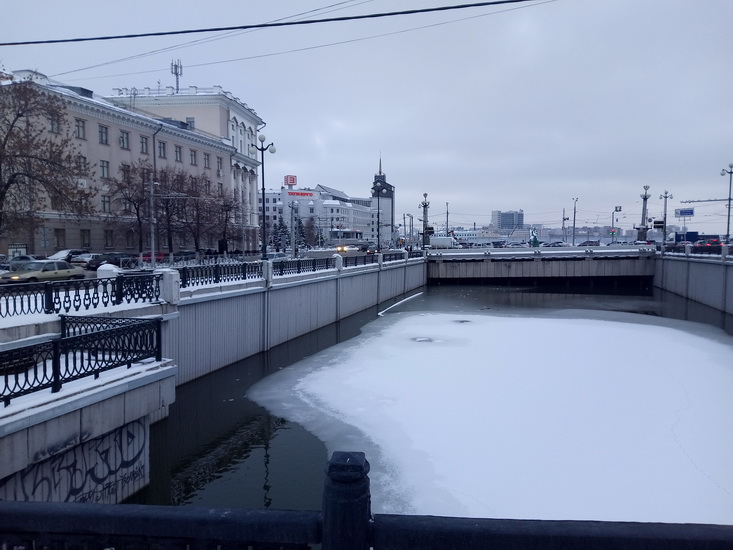Улица, снятая на камеру Huawei Honor 6C Pro.
